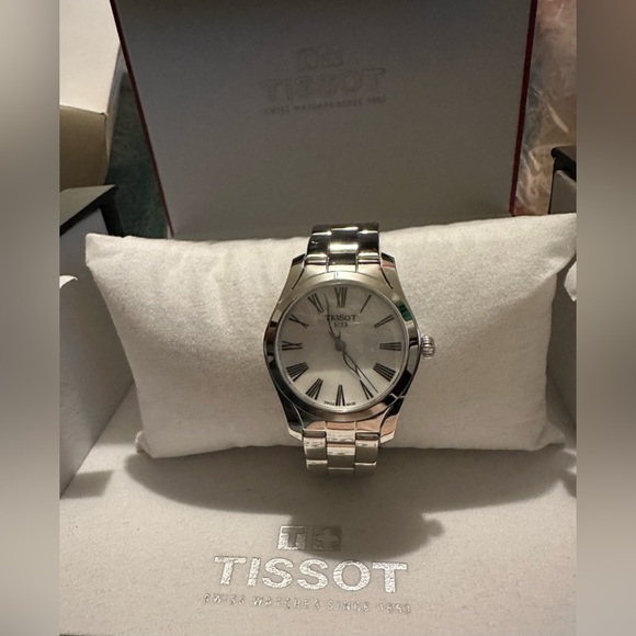 TISSOT LIKE NEW WOMEN’S STAINLESS STEEL 30MM. Only worn once. Comes with box. - Picture 5 of 7